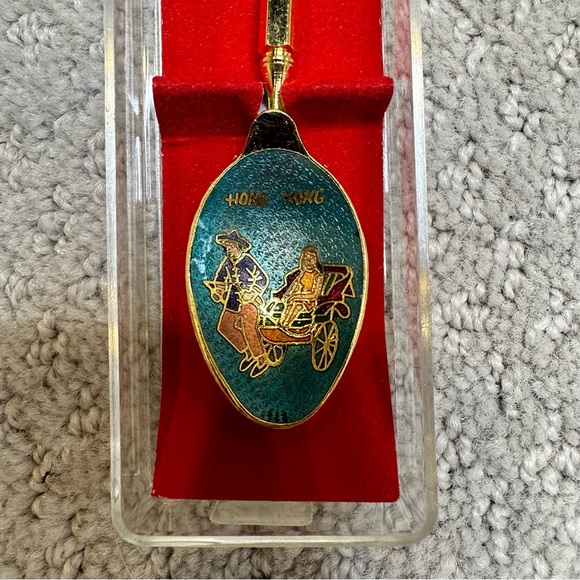 Hong Kong Collectable Souvenir Faux Gold Spoon - Picture 7 of 7